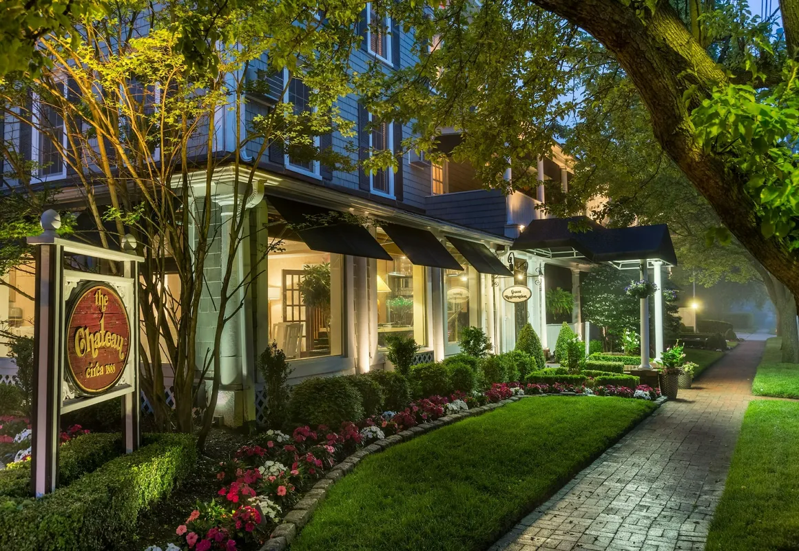 Chateau Inn and Suites hotel hero