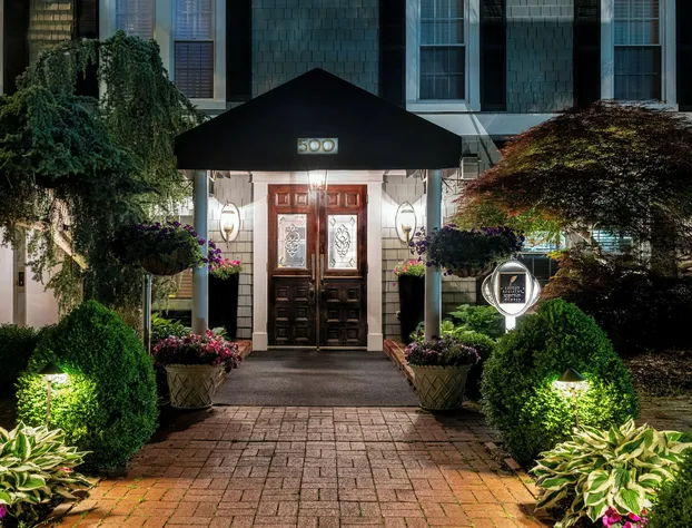 Chateau Inn and Suites hotel detail image 3