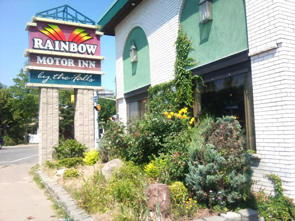 Rainbow Motor Inn - By the Falls hotel hero