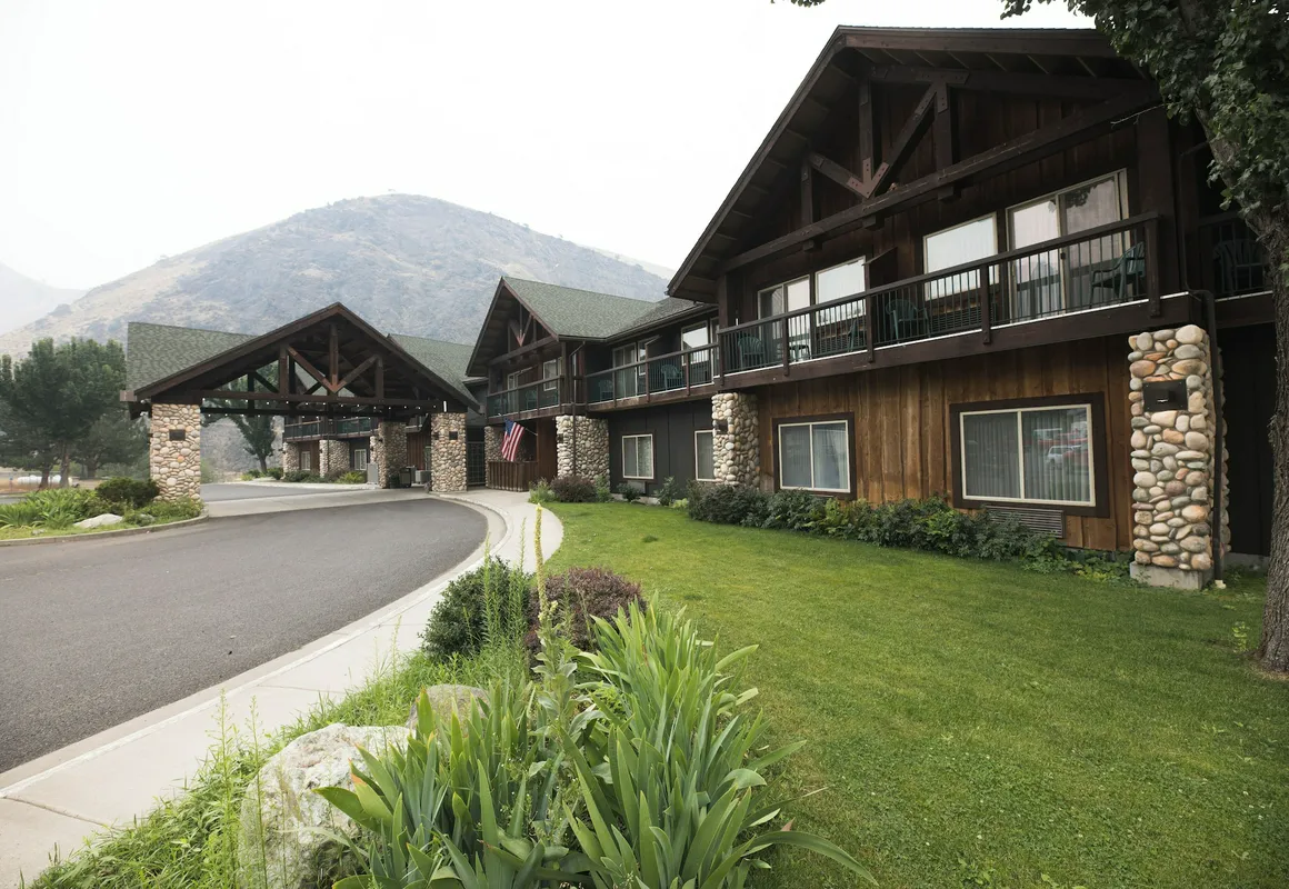 Salmon Rapids Lodge hotel hero