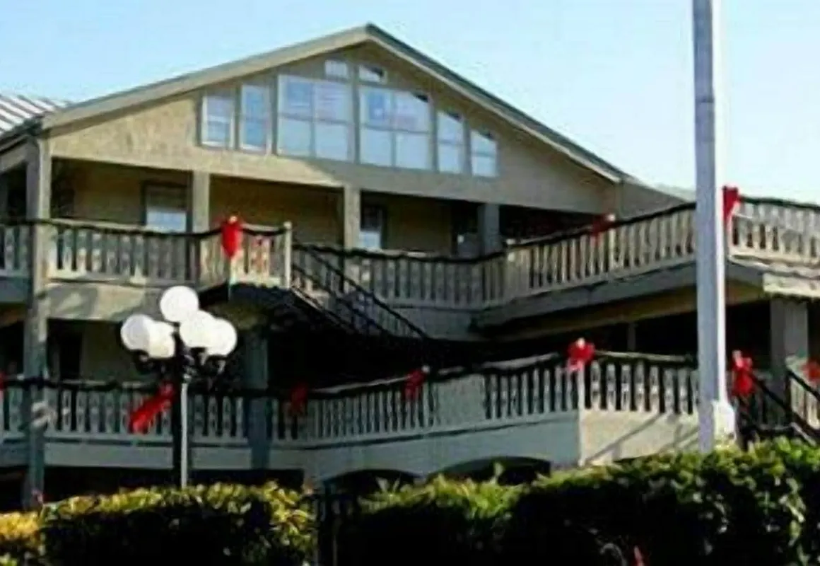 Sunday House Inn and Suites hotel hero