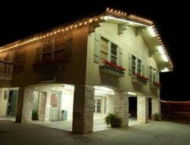 Sunday House Inn and Suites hotel detail image 3