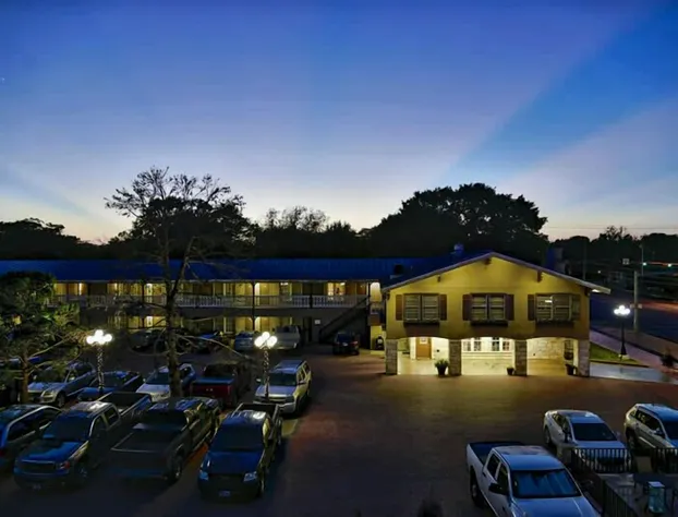 Sunday House Inn and Suites hotel detail image 4