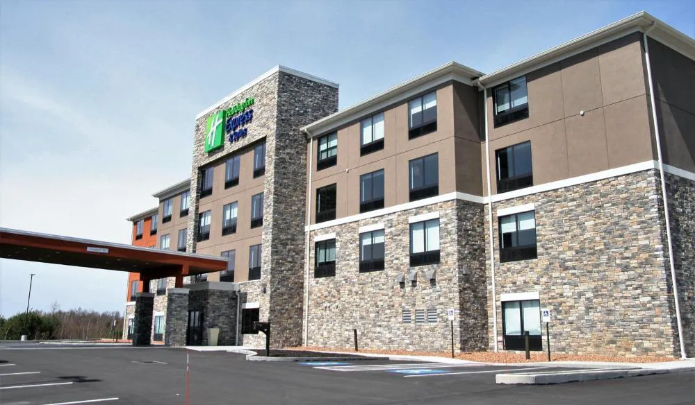 Holiday Inn Express & Suites Clarion by IHG hotel hero