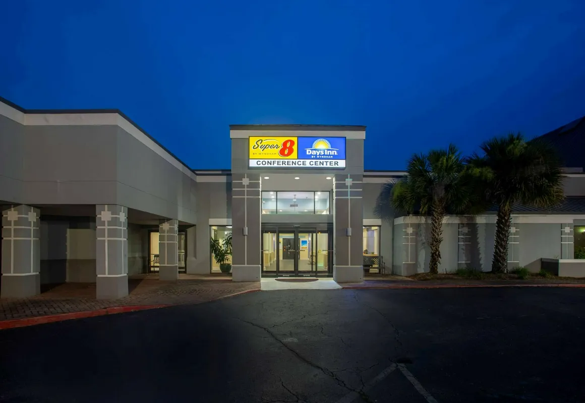 Super 8 by Wyndham Mobile I-65 hotel hero