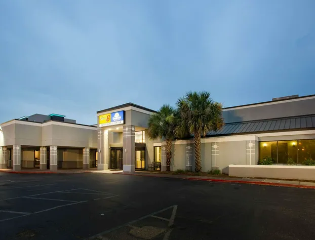 Super 8 by Wyndham Mobile I-65 hotel detail image 1