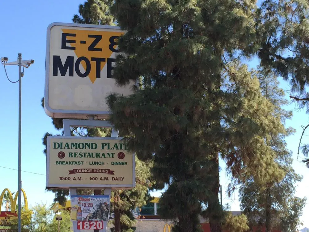 E-Z 8 Motel Phoenix Airporter hotel hero