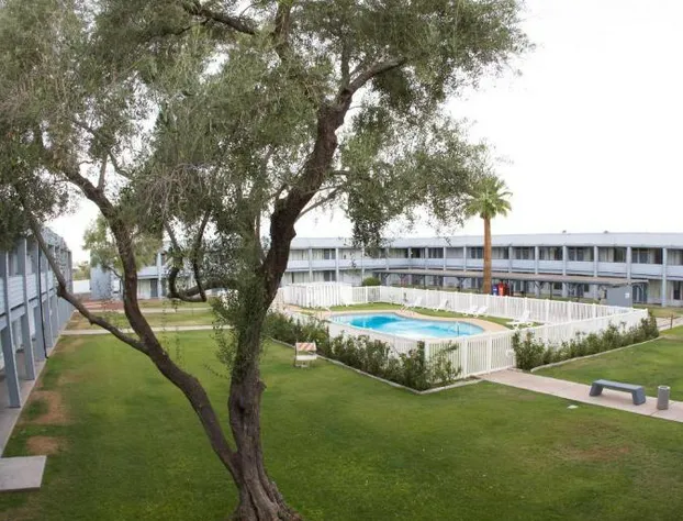 E-Z 8 Motel Phoenix Airporter hotel detail image 1