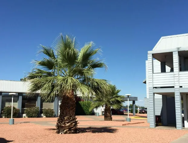 E-Z 8 Motel Phoenix Airporter hotel detail image 2