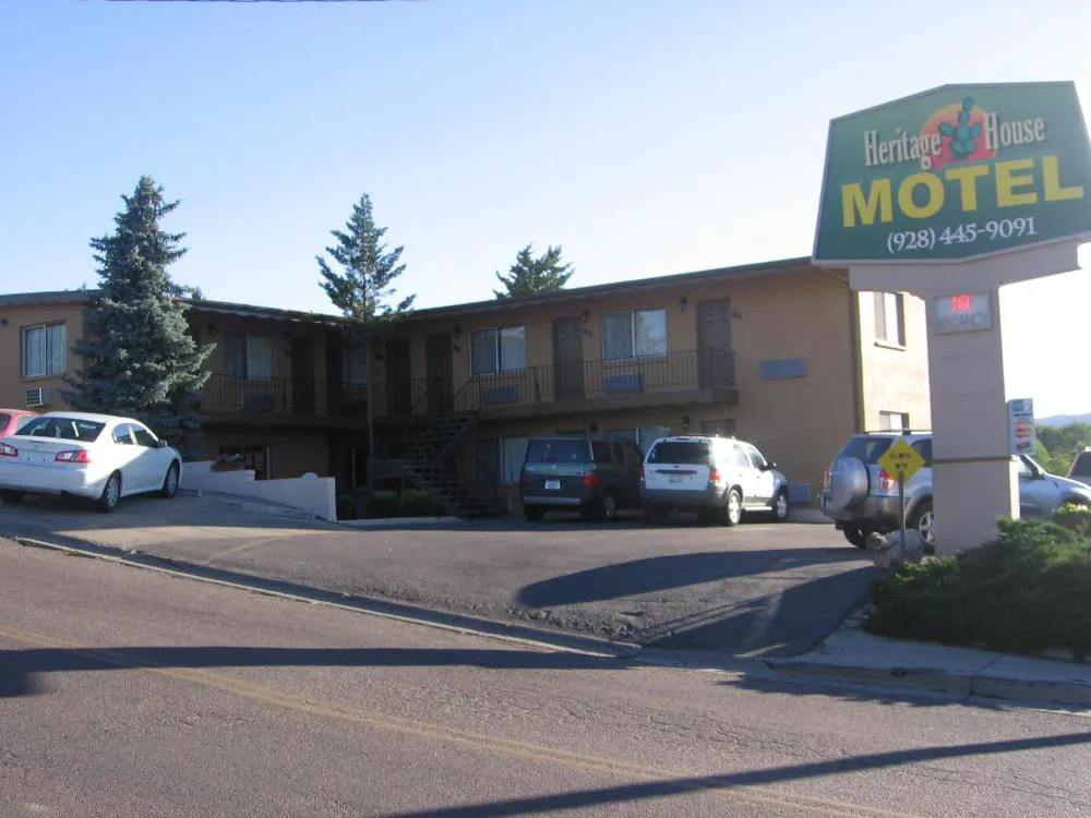 Heritage House Motel hotel hero