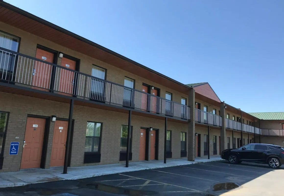 Clairmont Inn & Suites Warren hotel hero