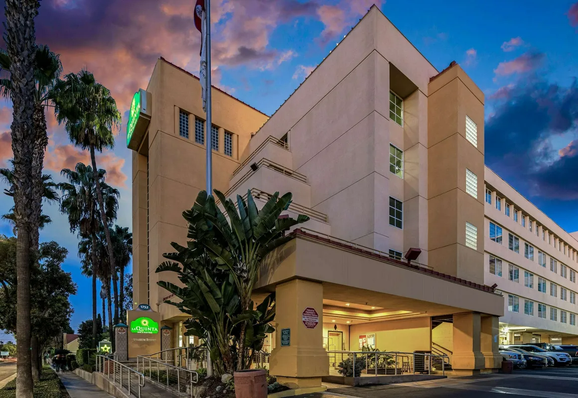 La Quinta Inn & Suites by Wyndham Anaheim hotel hero