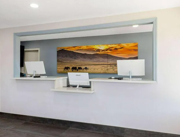 Days Inn by Wyndham Bakersfield hotel detail image 4