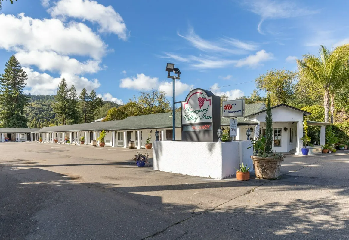 Vineyard Valley Inn hotel hero