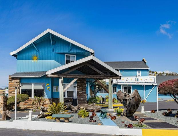 Oceanside Inn & Suites, a Days Inn by Wyndham hotel detail image 3