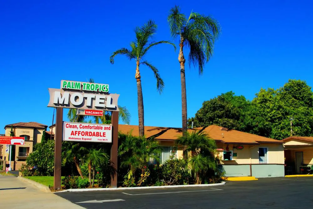 Palm Tropics Motel hotel hero