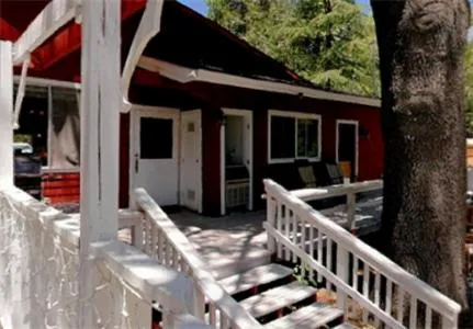 Silver Pines Lodge hotel hero