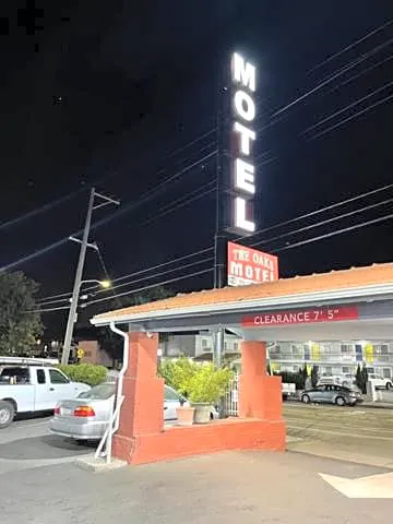 The Oaks Motel hotel hero