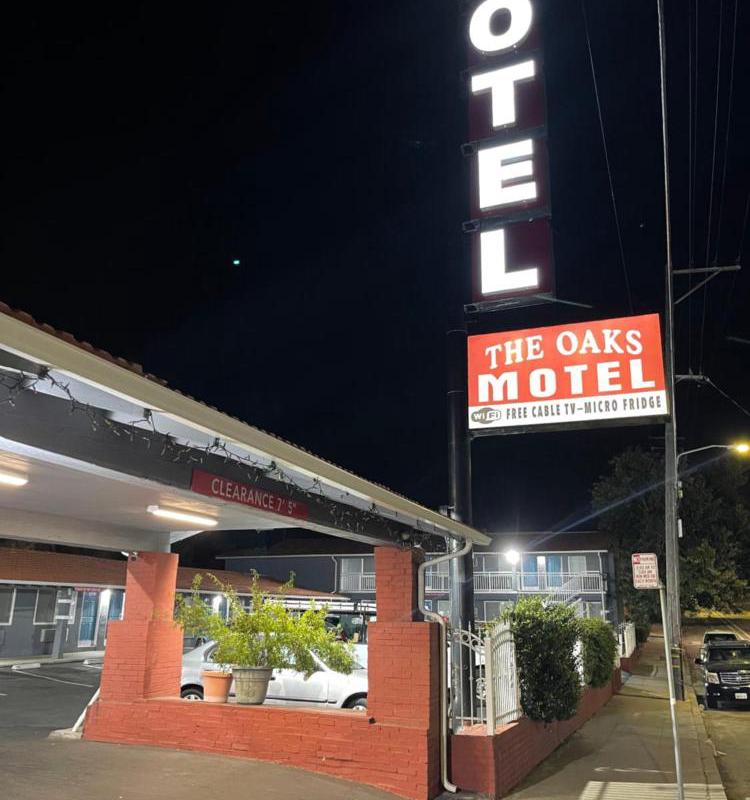 The Oaks Motel hotel hero