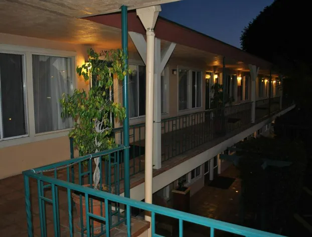 Oasis Inn & Suites hotel detail image 2