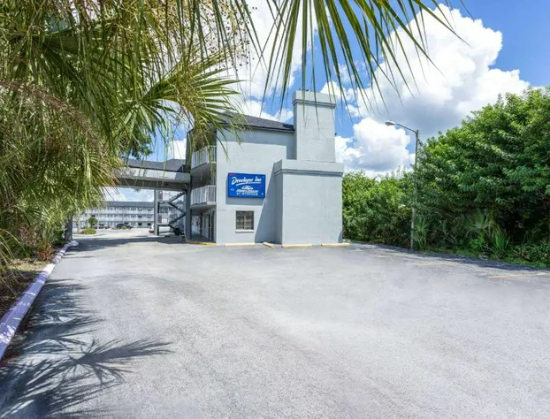 Howard Johnson by Wyndham Orlando Lake Buena Vista South hotel detail image 1