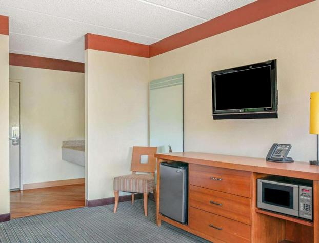 La Quinta Inn and Suites by Wyndham Miami Cutler Bay hotel detail image 2