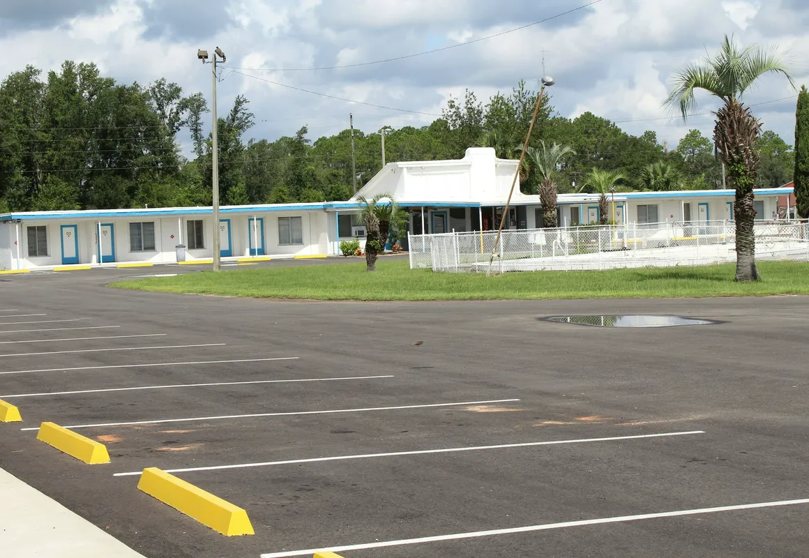 Royal Inn Motel hotel hero