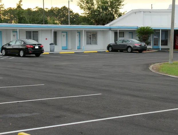 Royal Inn Motel hotel detail image 1