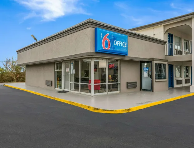 Motel 6 Tupelo, MS - Downtown hotel detail image 1