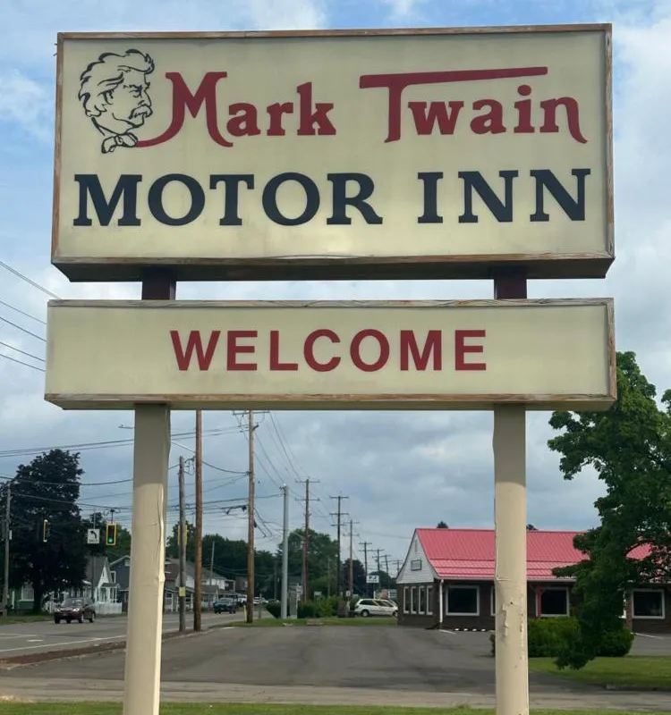 Mark Twain Motor Inn hotel hero