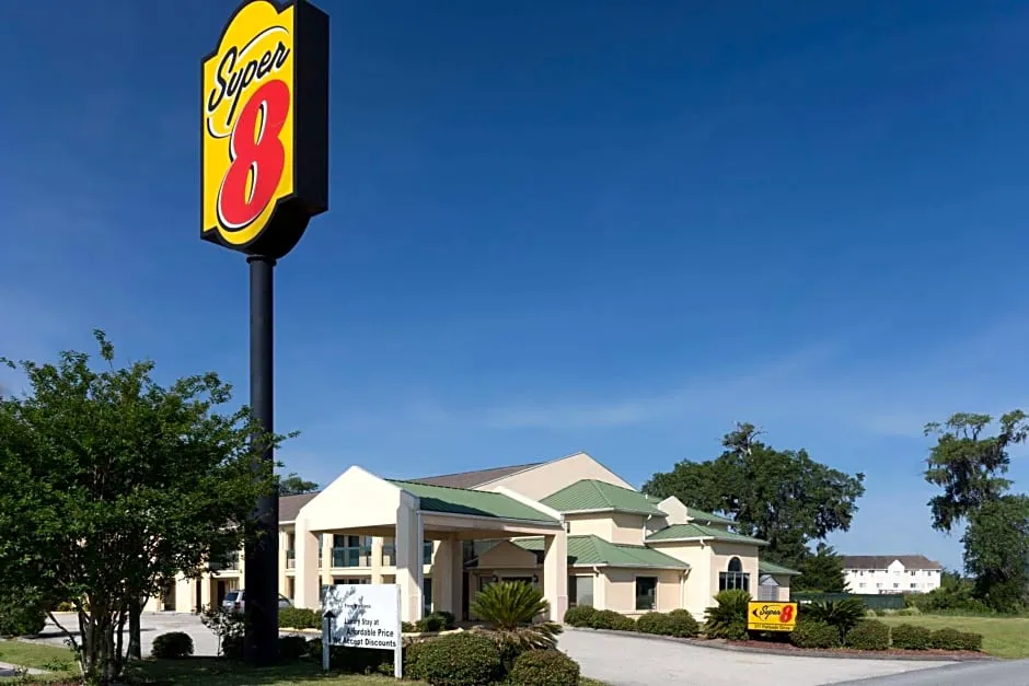 Super 8 by Wyndham Brunswick South/I-95 hotel hero