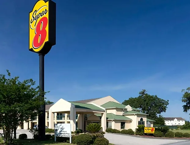 Super 8 by Wyndham Brunswick South/I-95 hotel detail image 1