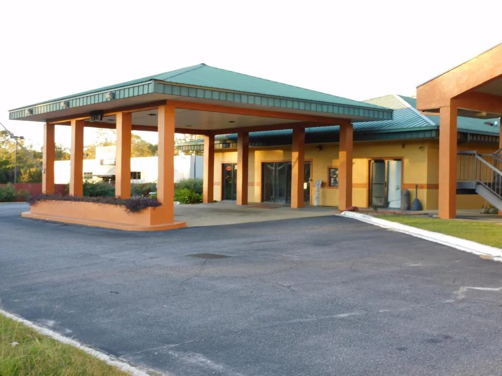 Camilla Inn & Suites hotel hero