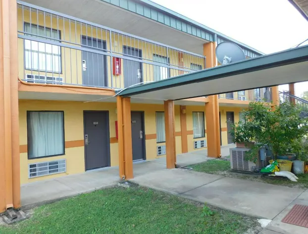 Camilla Inn & Suites hotel detail image 1