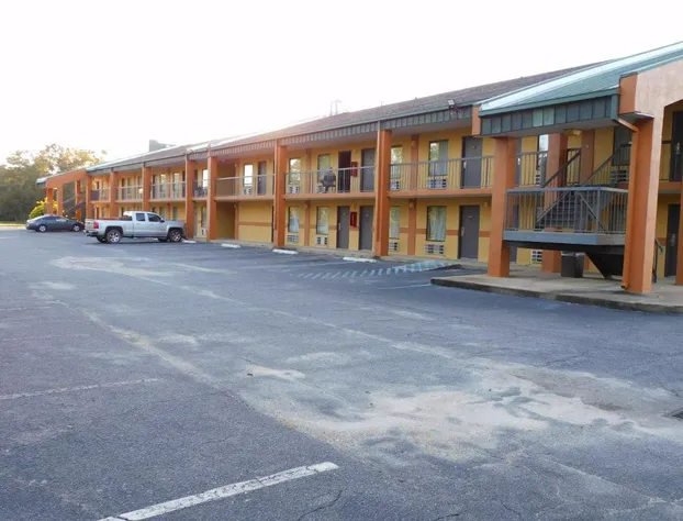 Camilla Inn & Suites hotel detail image 2