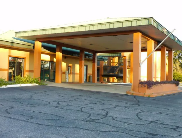 Camilla Inn & Suites hotel detail image 1