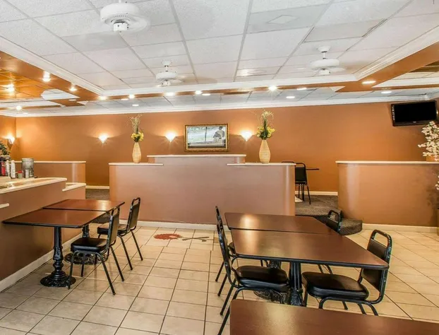 Econo Lodge Douglas hotel detail image 4