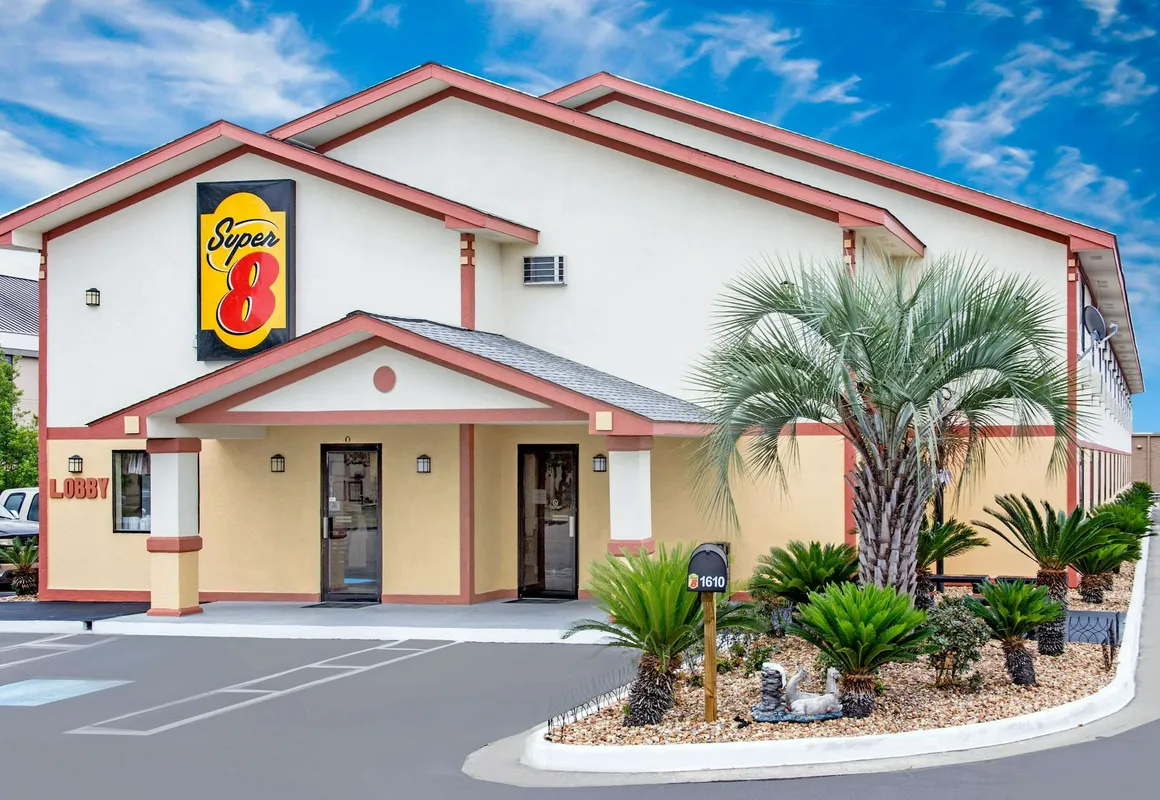 Super 8 by Wyndham Douglas hotel hero