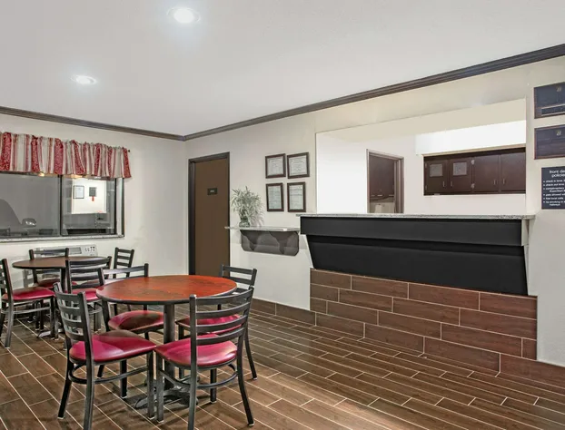 Super 8 by Wyndham Douglas hotel detail image 2