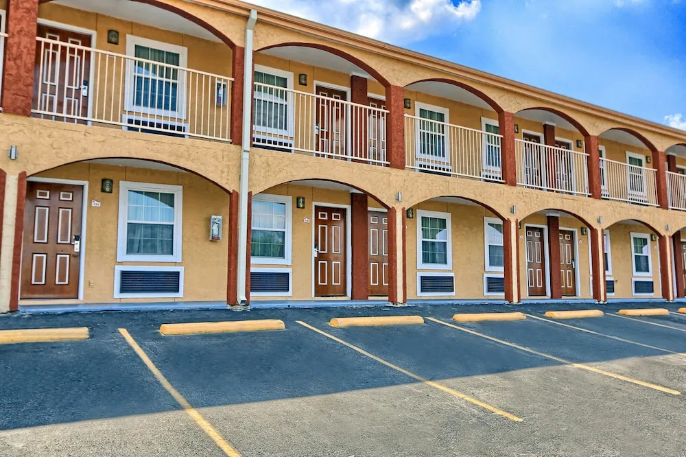 Travelodge by Wyndham Austin South hotel hero