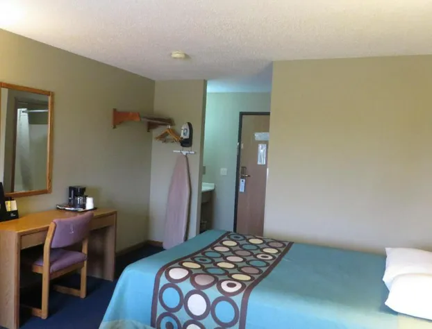 Super 8 by Wyndham Macomb hotel detail image 3