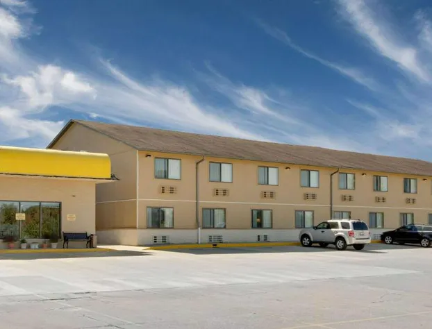 Super 8 by Wyndham Macomb hotel detail image 1