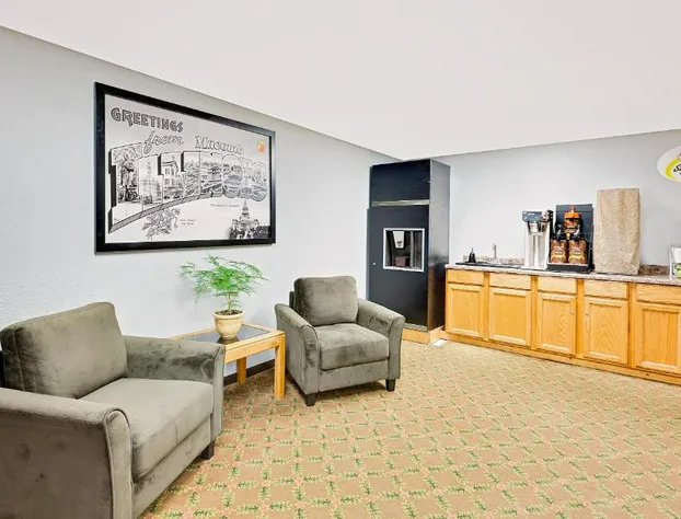 Super 8 by Wyndham Macomb hotel detail image 2