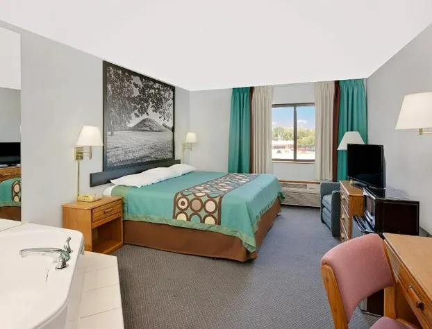 Super 8 by Wyndham Macomb hotel detail image 4