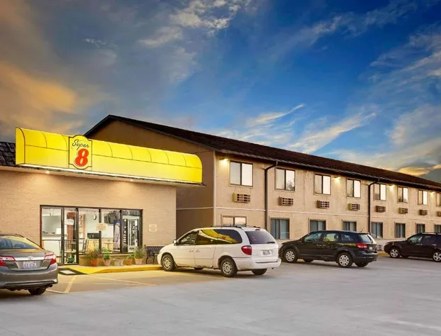 Super 8 by Wyndham Macomb hotel detail image 1