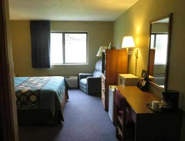 Super 8 by Wyndham Macomb hotel detail image 2