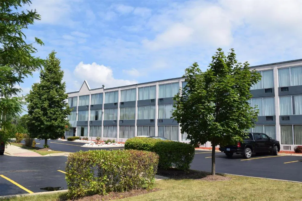 Baymont by Wyndham Addison hotel hero