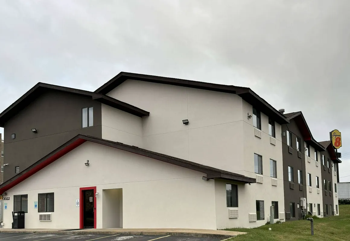 Super 8 Springfield North I-44 hotel hero