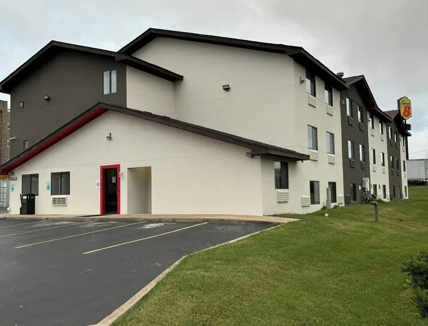 Super 8 Springfield North I-44 hotel detail image 1