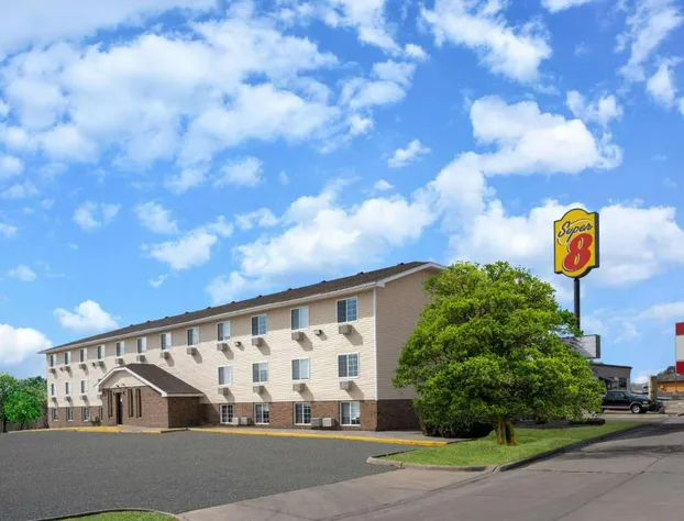 Super 8 by Wyndham Clinton hotel detail image 1
